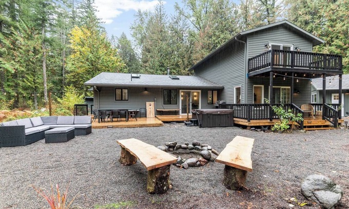 Marmot House | Sandy River Retreat | Pet Friendly | Epic Fishing