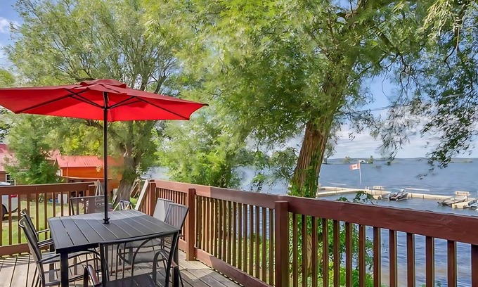 Harwood Cottage | Sandy Shore Cottages. 2-bedroom lake front cottage, Sauna, Heated pool