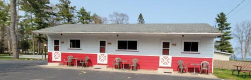 Escanaba Hotel | Sandy Shores Cottages