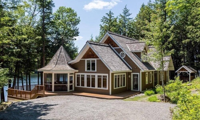 Muskoka Lakes House | Sandy Shores on Lake Joe