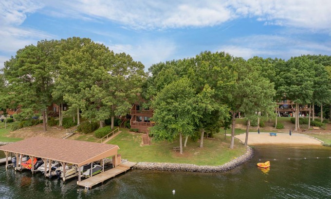 Henrico House | Sandy Trace Getaway on Lake Gaston