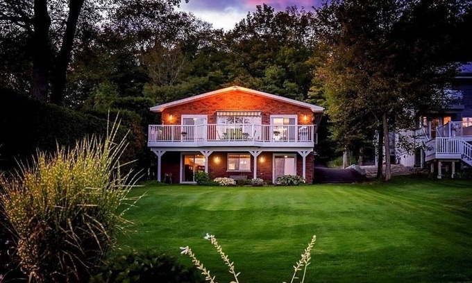 Penetanguishene Cottage | SandyBeach|Kayak|FirePit|Dock|10ppl in Midland
