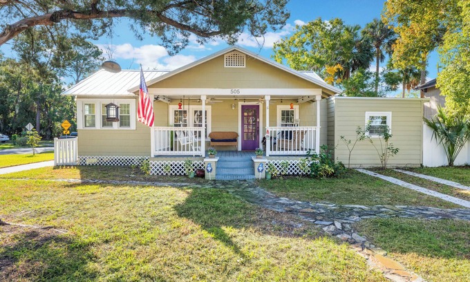 Sanford House | Sanford's Haven, 3 bedroom, Sleeps 7. Blocks from Center Historic Downtown.