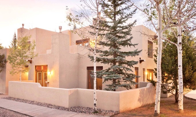Taos Apartment | Sangre de Cristo Mountains, Art Galleries, Tex-Mex Cuisine Galore!
