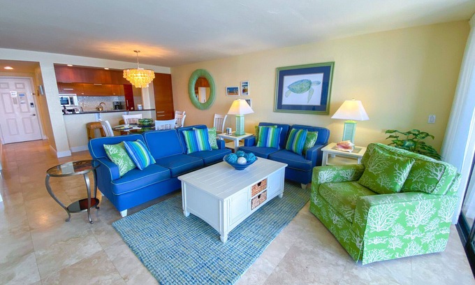 Punta Rassa Condo | Sanibel Harbour Resort Harbour Tower 416: Relaxing in lanai gliders after a day of adventuring