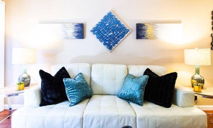 Westlake Village Apartment | Sanitized Modern Comfort FAST WIFI CALI KING BED