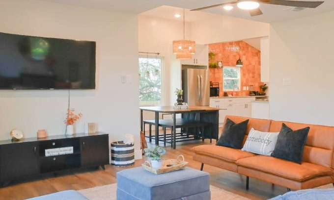 San Marcos House | SanMarcos River Retreat|Modern|Spacious|Sleeps 12!