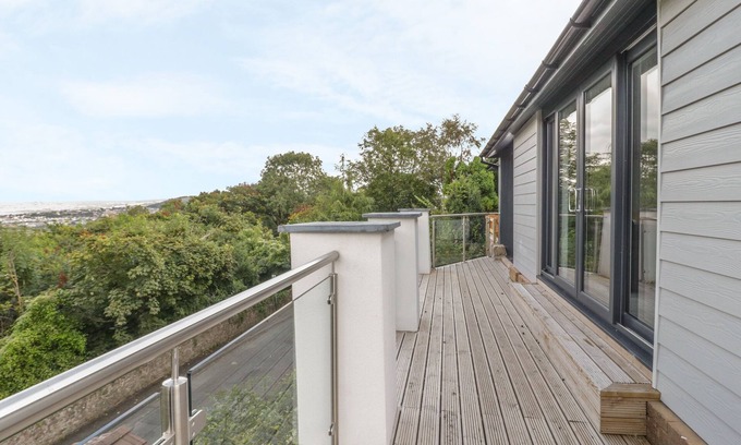 Penrhyn Bay Cottage | SANNANS LODGE, family friendly, with open fire in Penrhyn Bay