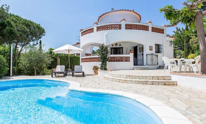Rio d'Oro Villa | Sant Antoni de Calonge Villa Sleeps 8 with Pool Air Con and WiFi