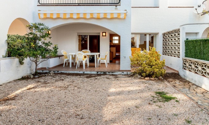 Llanca Apartment | Sant Carles 26 Magnificent apartment with garden