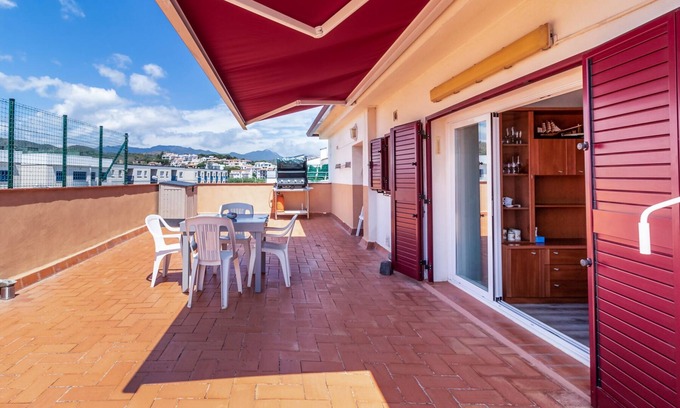 Llanca Apartment | Sant Carles 27 - Top-floor apartment with terrace