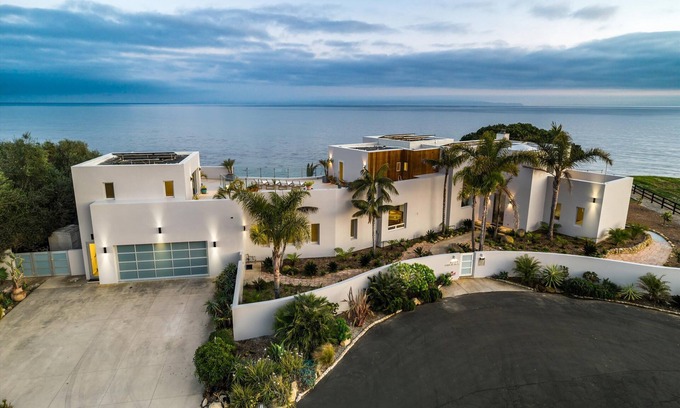 Santa Barbara House | Santa Barbara Oceanfront Luxury + Beach Access