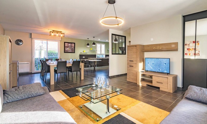 Cormontreuil House | Santa Monica, detached house, 6 bedrooms, private parking.