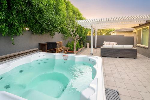 Sunset Park House | Santa Monica Luxe Home - Hot Tub, Pool Table, Grill & Cinema Projector