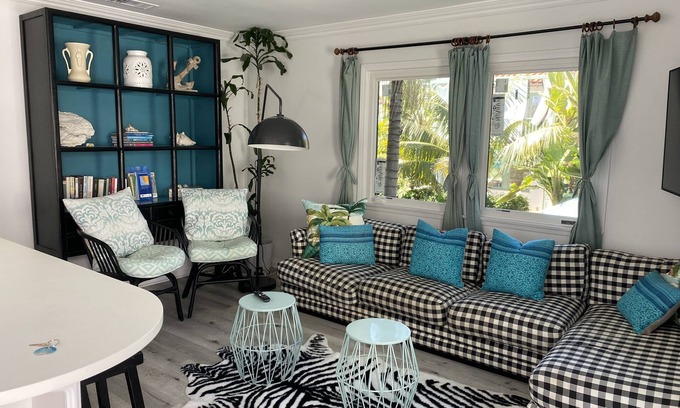 North of Montana House | Santa Monica Paradise Palm Beach Retreat