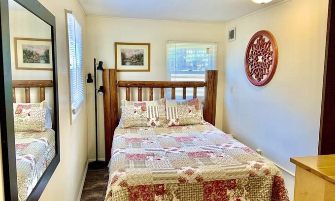 Christmas Apartment | Santa's Shack Downstairs - shared hot tub access
