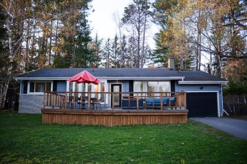 Bracebridge House | Santa's Village Muskoka Retreat - Waterfront Kayaks Hot Tub