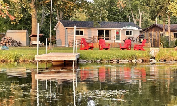 Campbellford Cottage | Santa's Waterfront Cottage Retreat - Cozy and Quiet