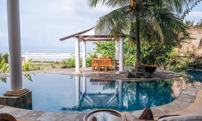 Weligama Villa | Sānti, a beautiful beach house with a pool on Weligama Beach