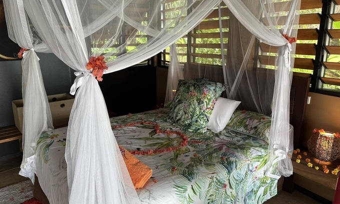 Saraotou House | Santo Sunset 'Banya' Bungalow is only five steps from the beach