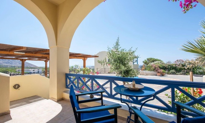 Megalochori Apartment | Santorious Spacious Apartment