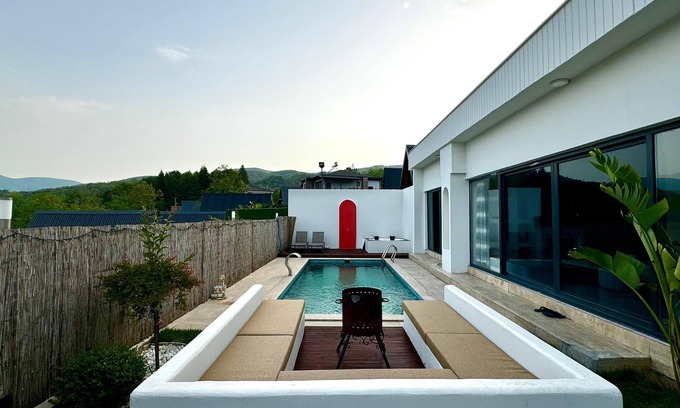 Sapanca Villa | Sapanca 2+1 Heating Pool-Conservative-Fireplace-Jacuzzi-6 Person Holiday Villa