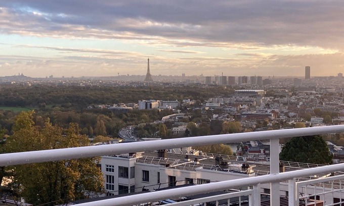 Saint-Cloud Apartment | Sapcious flat with a terrace on top floor and an exceptionnal view over Paris