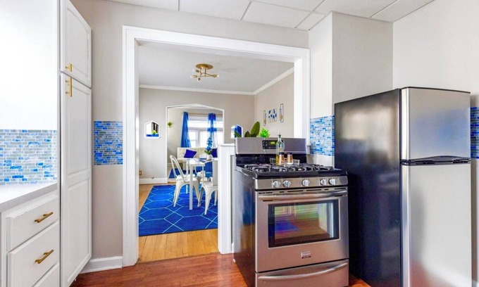 Old Brooklyn House | Sapphire Haven: Spacious Family 6BR Triplex | Laundry, Parking, Safe Location 8 Min to Airport