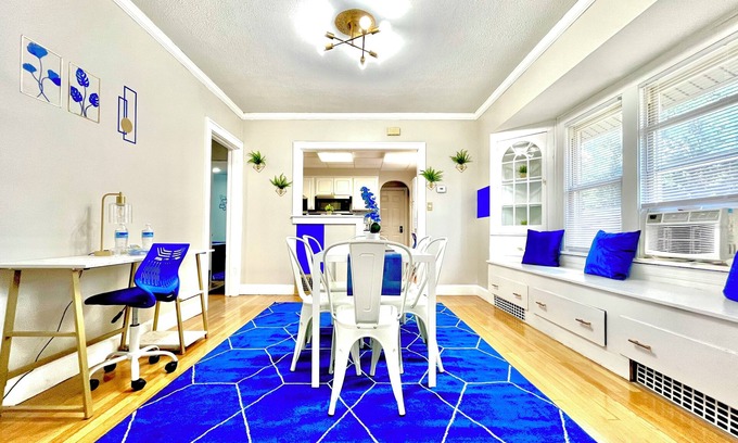 Old Brooklyn House | Sapphire Haven: Spacious 1BR Lower Unit Retreat | Laundry, Parking & Safe Location 8 Min To Airport