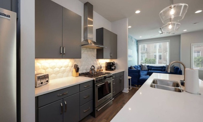 Hillsboro West End Apartment | Sapphire Loft - 4 Bdrm/4.5 Bath - Rooftop Patio