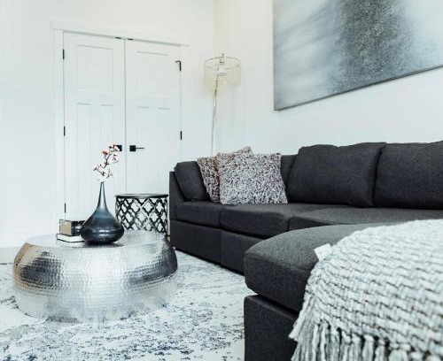 Kamloops House | Sapphire Lux Queen Suite