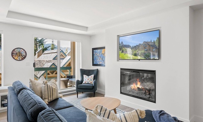 Upper Village House | ❄︎Sapphire Retreat❄︎ | 2.5 BR Ski out & Hot Tub | Luxury Family Townhome