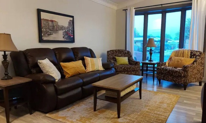 Brantford House | Sara's Place - 3 Bedroom Home with Laundry - Close to downtown!