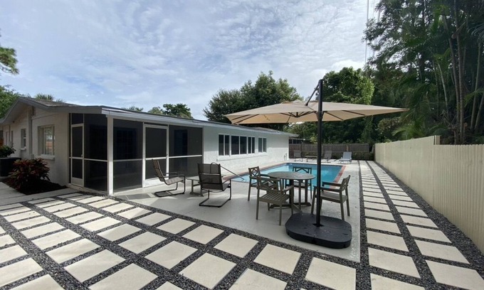 Indian Beach Sapphire Shores House | Sarasota Home Calm and Sunny in Sapphire S, 13 min. to Lido Key and 7 to Airport
