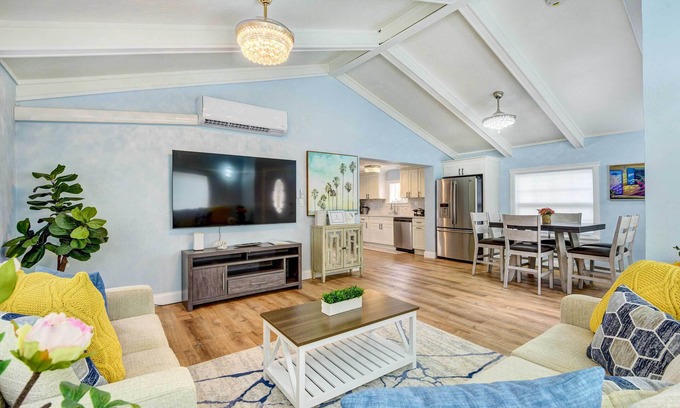 Bayou Oaks House | Sarasota Home w/Screened Porch, Walk To Zoo!