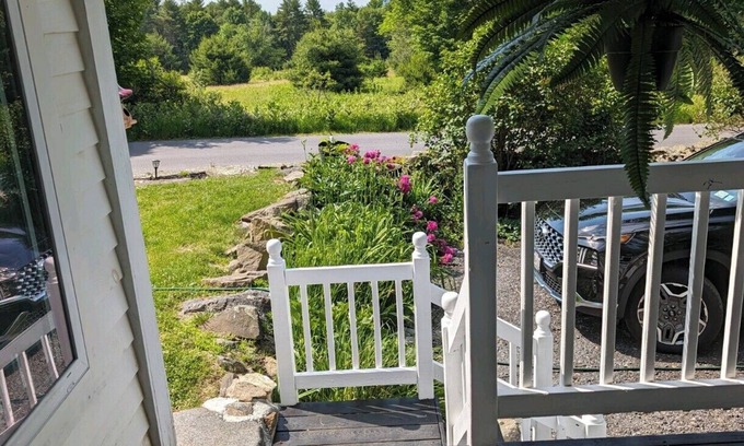 Lake Luzerne-Hadley Apartment | Saratoga Track Season Country Style