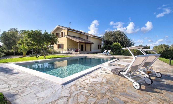 Olmedo Villa | Sardinia Re - Villa Gialla