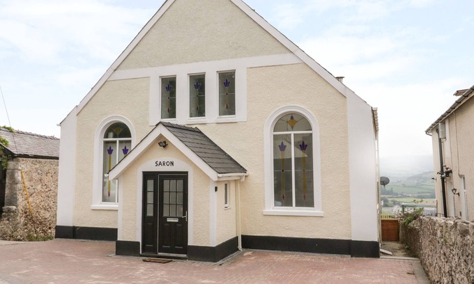 Penrhyn Bay Cottage | SARON CHAPEL, pet friendly, character holiday cottage in Penrhyn Bay