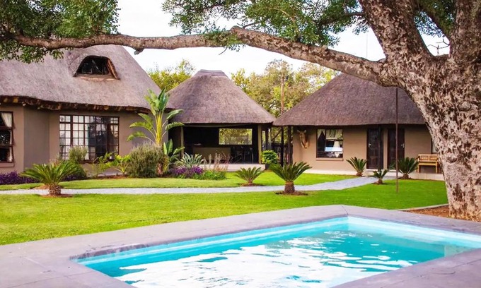 Leeupoort Cabin | Sasavona Game Lodge