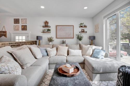 Saskatoon House | Saskatoon 5 bedroom-Big Gatherings-Patio-BBQ-Games Room