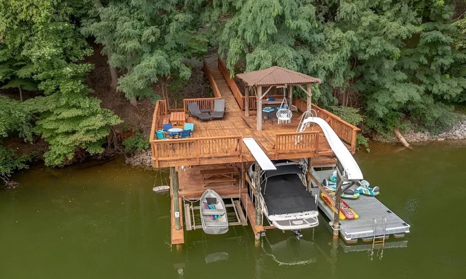 Westlake Corner Cabin | Sasquatch Lodge: Smith Mountain Lakefront Cabin