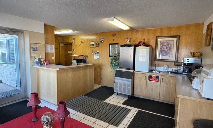 Medicine Hat Hotel | Satellite Motel