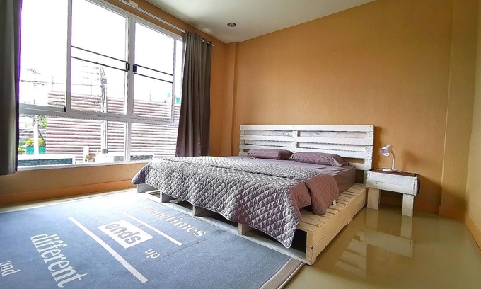 Wua Lai House | Saturday night street nearby home and rooms.