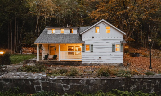 Cuddebackville Cabin | Sauna & Hot Tub Creekfront Oasis · Hikers Hollow