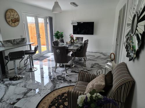 Leicester House | SAV 5 Bed Luxury Detached House in Leicester