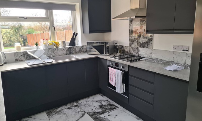 Leicester House | SAV 5bedroom Executive detached house in Leicester