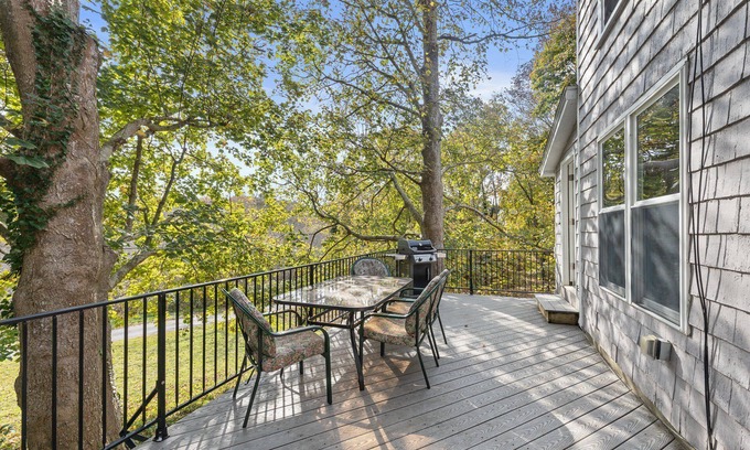 Plymouth House | Save 10% on Fall Stays - Book by Nov 21!