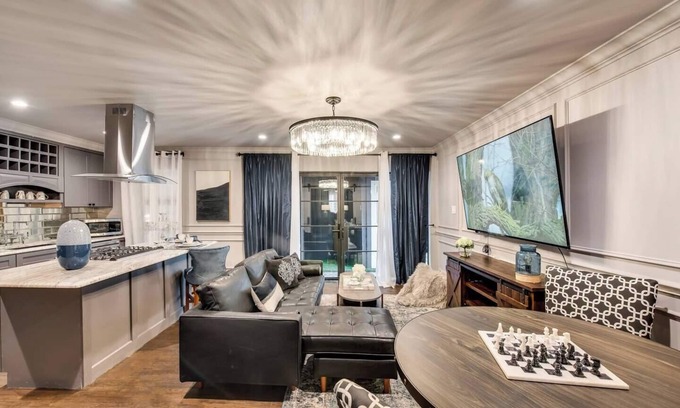 Peak's Suburban Addition Condo | Savor your stay in this elegant Dallas retreat, blending modern comforts with historic charm. Enjoy high-speed Wi-Fi, a smart TV, luxurious king bed, marble finishes, and an award-winning courtyard oasis.