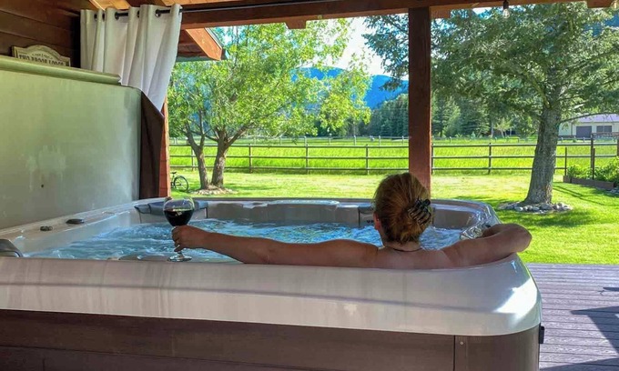 Clinton House | Sawmill Cabin By Rock Creek, Cozy Log Cabin Near River + Hot Tub and Fireplace