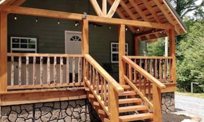 Keslers Cross Lanes Cabin | Sawmill Retreat located near Summersville Lake/Gauley River with hot tub